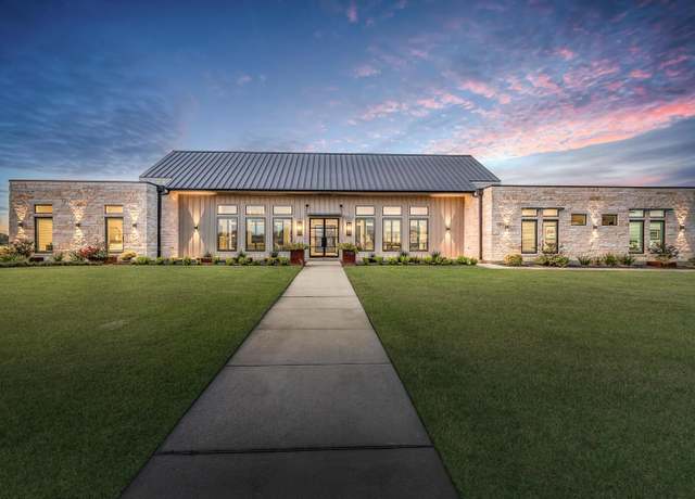 Property at 7730 S Peninsula Dr, Beaumont, TX 77707, 4 beds, 4.5 baths
