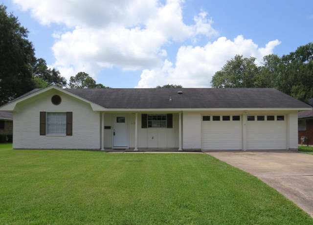 Property at 8635 Crestview Ln, Beaumont, TX 77707, 3 beds, 2 baths