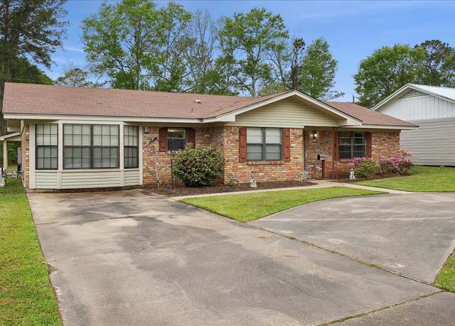 Property at 108 Oglesbee Rd, Silsbee, TX 77656, 4 beds, 3 baths