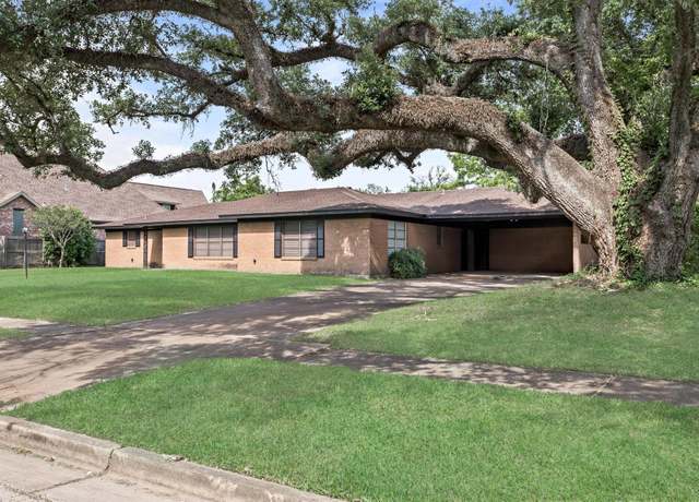 Property at 216 W Circuit Dr, Beaumont, TX 77706, 2 beds, 2.5 baths
