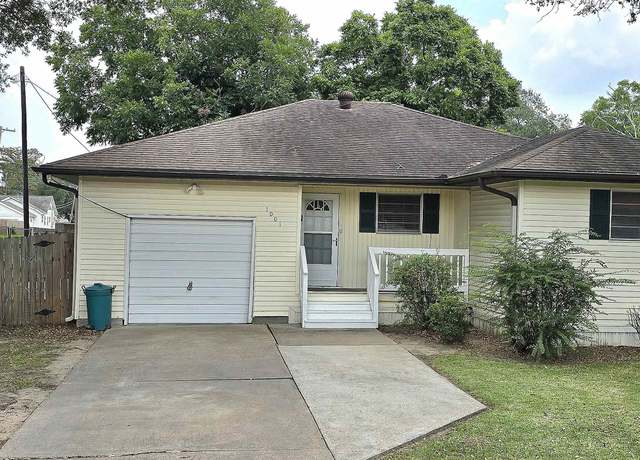 Property at 1001 Macarthur Dr, Port Neches, TX 77651, 3 beds, 1 bath