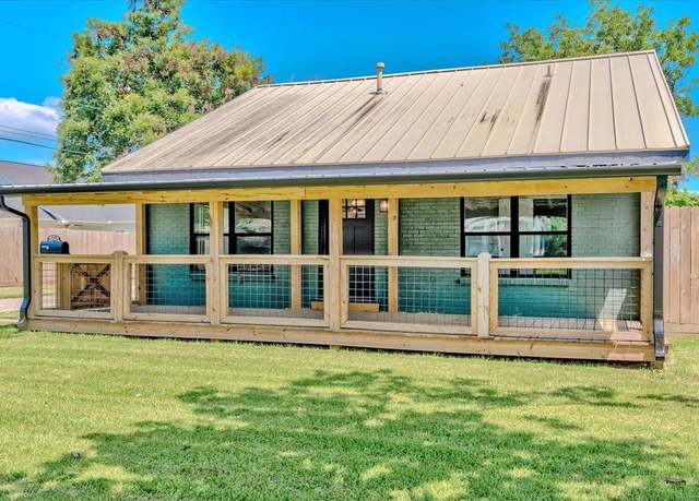 Property at 1517 Llano St, Port Neches, TX 77651, 3 beds, 2 baths