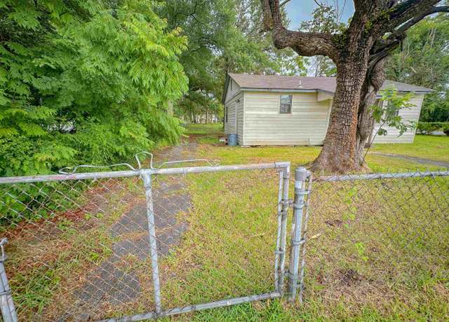 Property at 2121 Western Ave, Orange, TX 77630, 2 beds, 1 bath
