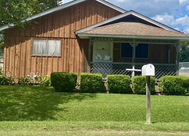 Property at 818 Scott St, Orange, TX 77630, 3 beds, 1 bath