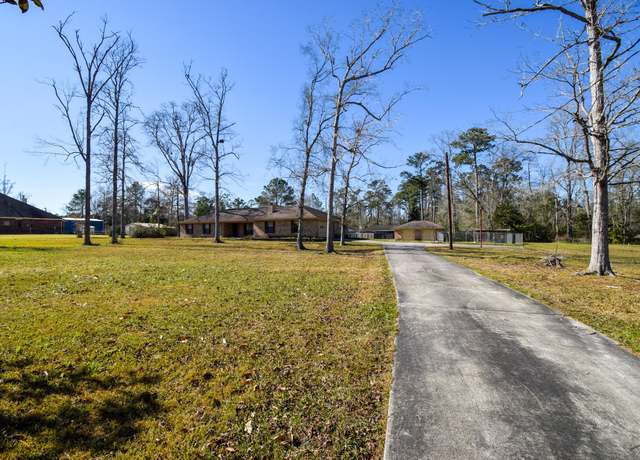 Property at 110 Sherwood Trl, Silsbee, TX 77656, 3 beds, 2 baths