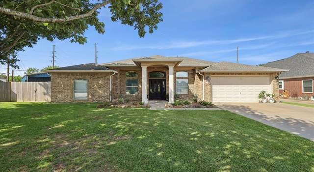 Photo of 3152 Forest Oaks Dr, Port Neches, TX 77651