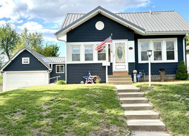 Property at 1809 W Summit St, Marshalltown, IA 50158, 3 beds, 2 baths