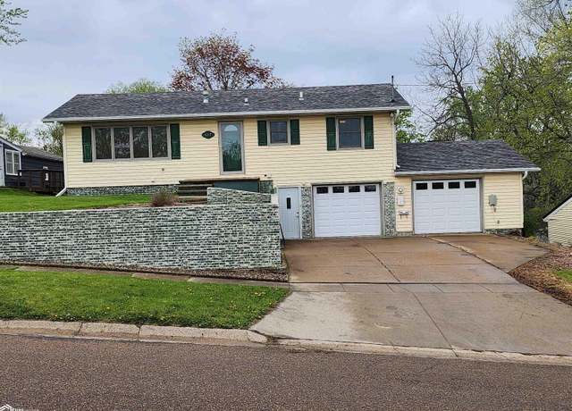Property at 617 N 4th St N, Oskaloosa, IA 52577, 3 beds, 2 baths