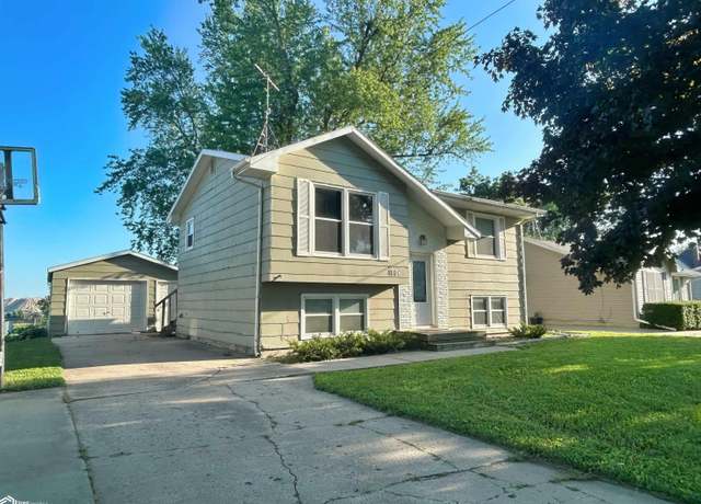 Property at 1804 3rd Ave, Grinnell, IA 50112, 4 beds, 2 baths