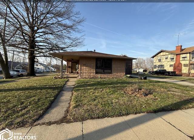 Property at 403 E Maple St, Centerville, IA 52544, 3 beds, 2 baths