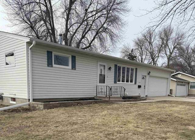 Property at 1010 Taft St S, Humboldt, IA 50548, 3 beds, 2 baths