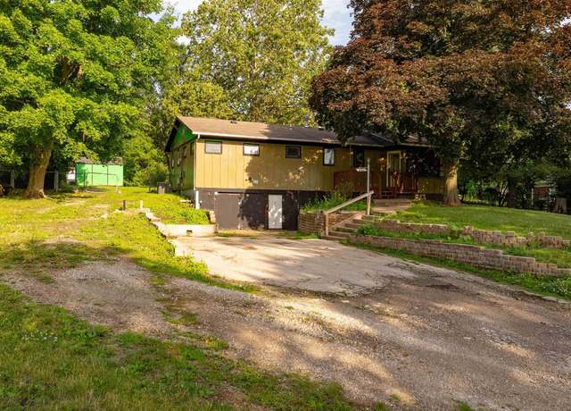 Property at 221 Skyline Dr, Ottumwa, IA 52501, 3 beds, 2 baths