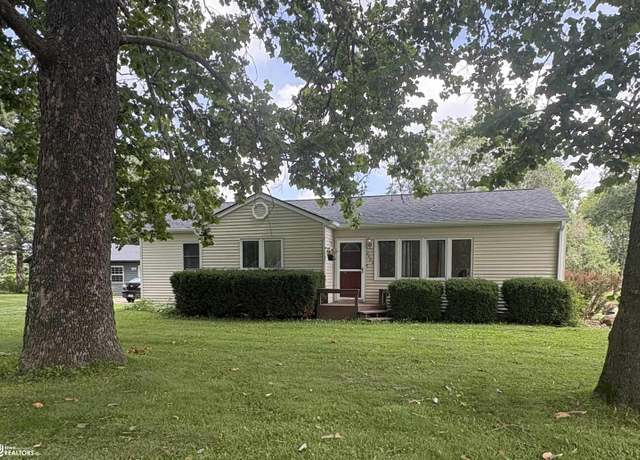 Property at 2402 N Court Ct, Ottumwa, IA 52501, 3 beds, 2 baths