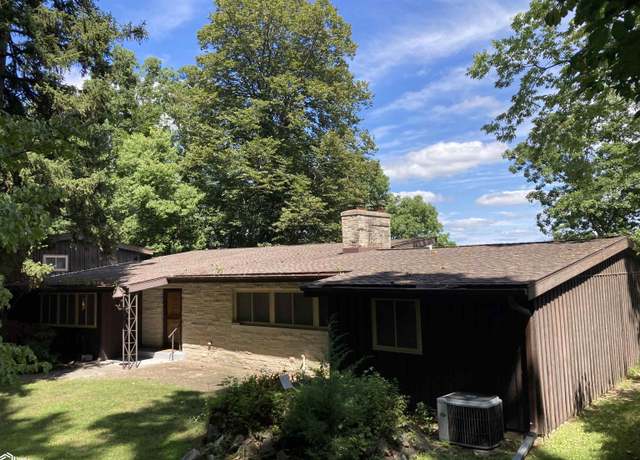 Property at 2100 River St, Burlington, IA 52601, 4 beds, 2.5 baths
