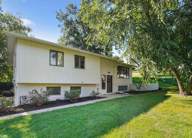 Property at 214 Terrace Dr, Oskaloosa, IA 52577, 4 beds, 2.5 baths