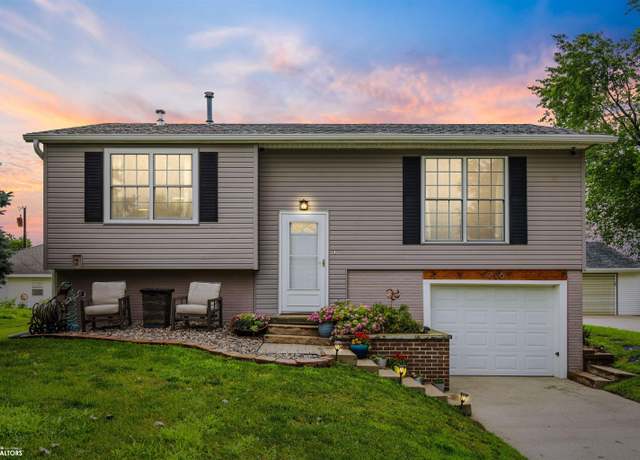 Property at 206 Main St, Grinnell, IA 50112, 3 beds, 2 baths