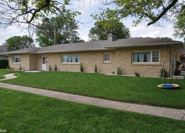 Property at 906 W 15th St, Carroll, IA 51401, 3 beds, 2 baths