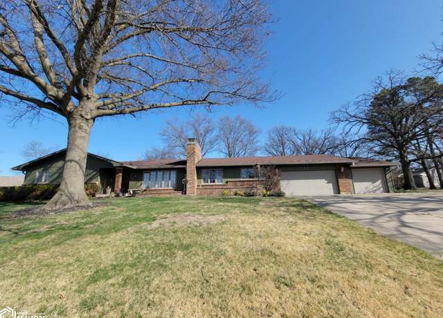 Property at 795 W Wall St, Centerville, IA 52544, 4 beds, 3 baths