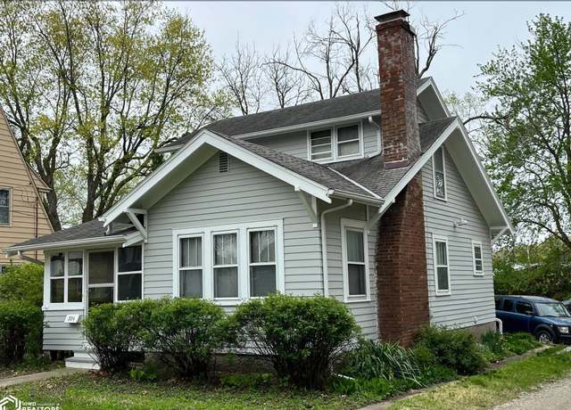 Property at 304 E Kirkwood Ave, Fairfield, IA 52556, 3 beds, 2 baths