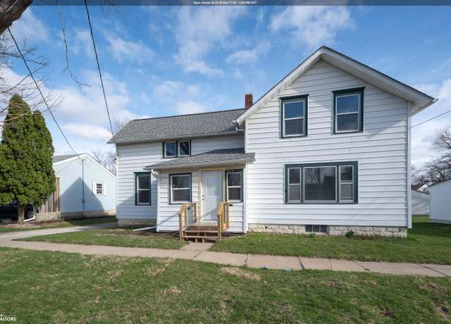 Property at 505 W 12th St, Vinton, IA 52349, 4 beds, 2 baths