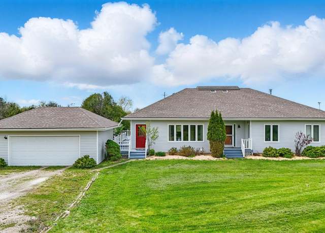Property at 2106 Silverlakes Cir, Fairfield, IA 52556, 4 beds, 2 baths