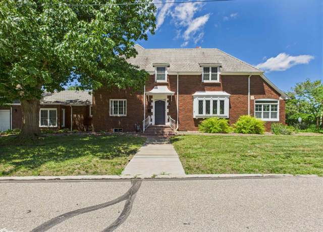 Property at 101 W Alta Vista Ave, Ottumwa, IA 52501, 3 beds, 2.5 baths