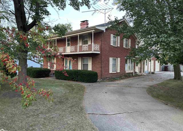 Property at 900 N Grand St, Chariton, IA 50049, 3 beds, 2.5 baths