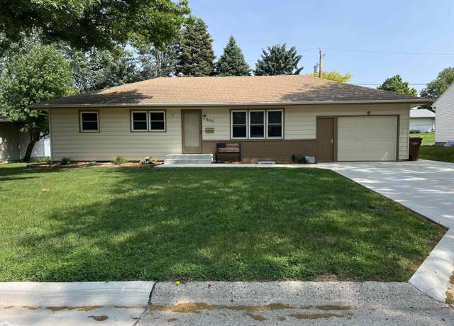 Property at 800 W 20th St, Carroll, IA 51401, 4 beds, 2 baths