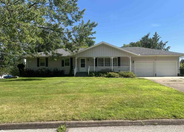 Property at 1014 Hillcrest Dr, Fairfield, IA 52556, 3 beds, 2.5 baths