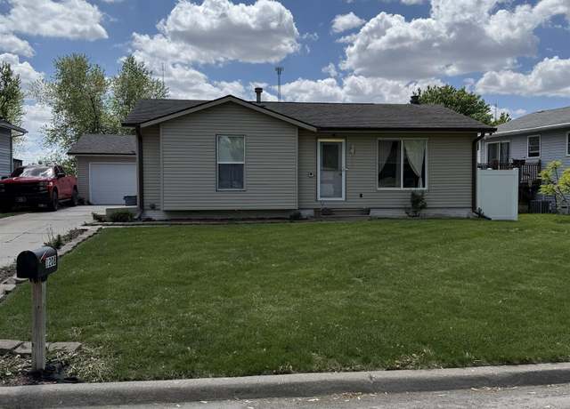 Property at 1208 Rolling Meadows Rd, Marshalltown, IA 50158, 3 beds, 2 baths