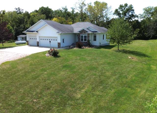Property at 10405 Floris Rd, Floris, IA 52560, 4 beds, 3.5 baths