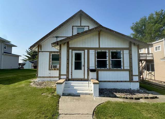 Property at 607 S Division St, Audubon, IA 50025, 4 beds, 2.5 baths