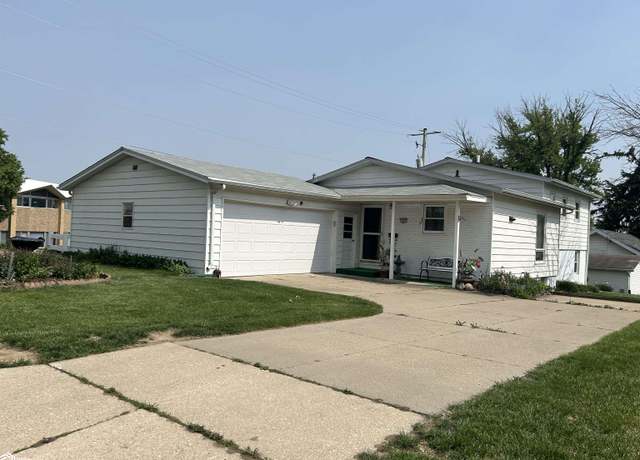 Property at 205 Helm St, Marshalltown, IA 50158, 3 beds, 2.5 baths