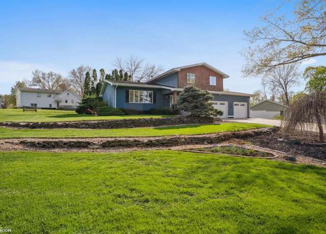 Property at 800 High St, Mediapolis, IA 52637, 4 beds, 2 baths