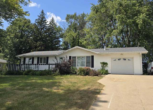 Property at 2201 Edmundson Dr, Oskaloosa, IA 52577, 4 beds, 2 baths