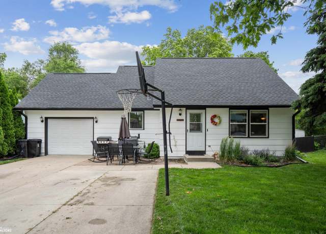 Property at 1230 S 9th Ave E, Newton, IA 50208, 3 beds, 2 baths