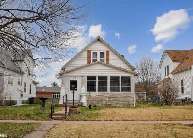 Property at 1523 Oakdale St, Burlington, IA 52601, 3 beds, 2 baths
