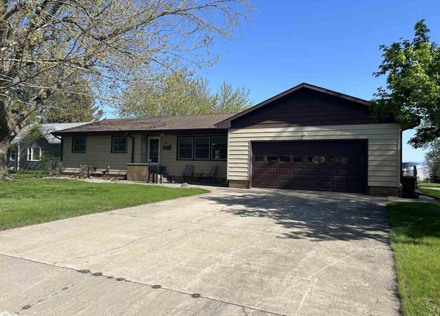 Property at 712 4th Ave NW, Pocahontas, IA 50574, 4 beds, 2.5 baths