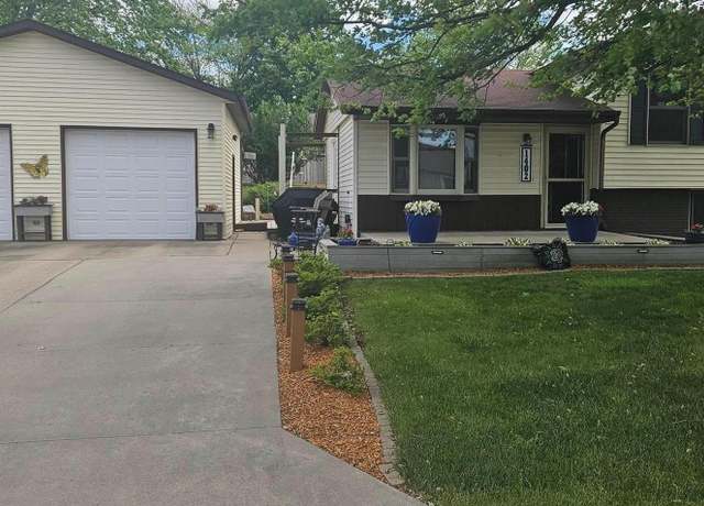 Property at 1402 8th Ave W, Oskaloosa, IA 52577, 4 beds, 2 baths