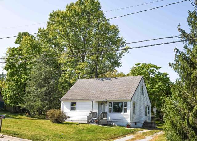 Property at 702 N B St, Fairfield, IA 52556, 4 beds, 1 bath