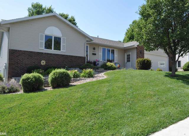 Property at 1031 Monterey Dr, Carroll, IA 51401, 5 beds, 3 baths