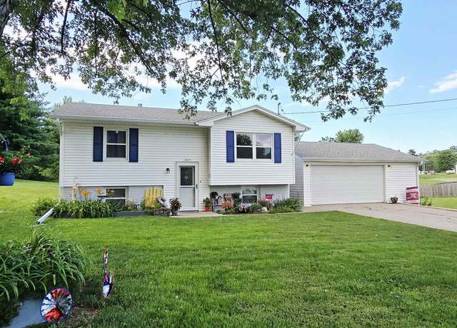 Property at 1009 15th Ave E, Oskaloosa, IA 52577, 4 beds, 1.5 baths
