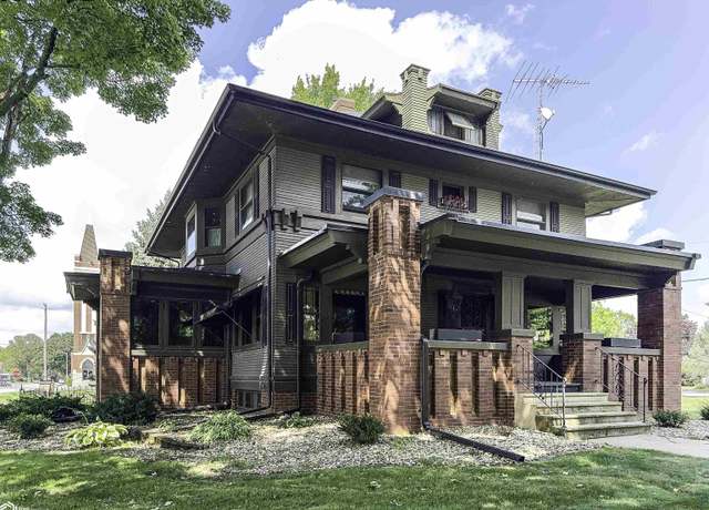 Property at 102 1st Ave SE, Hampton, IA 50441, 4 beds, 1.5 baths