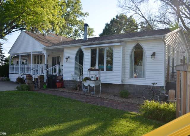 Property at 463 E Rochester St Rd, Ottumwa, IA 52501, 4 beds, 2.5 baths