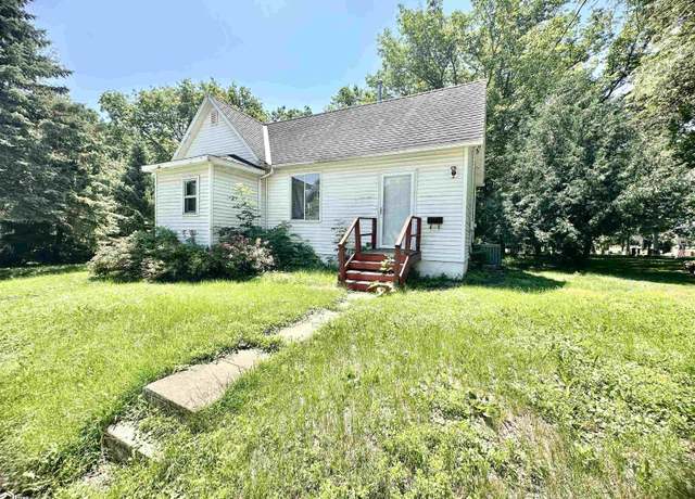 Property at 143 SW 11th St St, Mason City, IA 50401, 2 beds, 1 bath