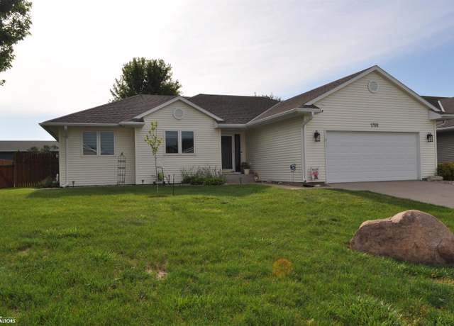 Property at 1708 Oakwood Dr, Carroll, IA 51401, 4 beds, 3 baths