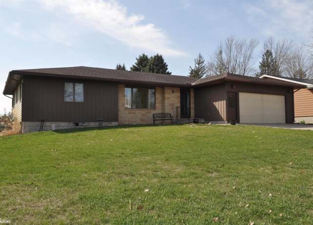 Property at 1419 Olive St, Carroll, IA 51401, 3 beds, 3.5 baths