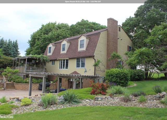 Property at 1077 Meadow Lake Dr, Mason City, IA 50401, 4 beds, 3.5 baths