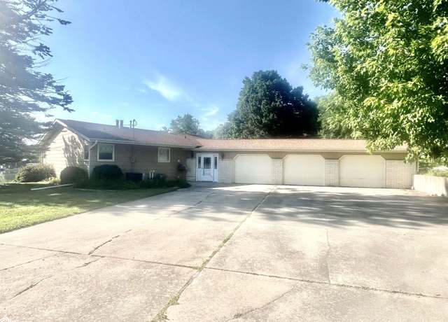 Property at 920 Iowa St, Iowa Falls, IA 50126, 2 beds, 2.5 baths