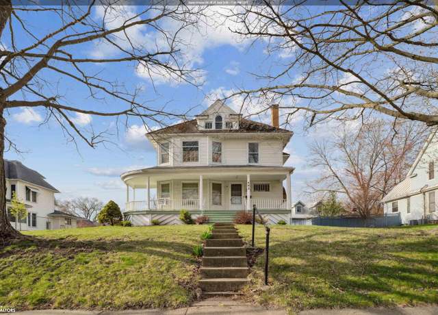 Property at 402 E Monroe St, Mount Pleasant, IA 52641, 4 beds, 1.5 baths